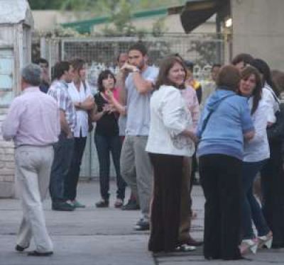 La familia, contenida por la gente, funcionarios y amigos