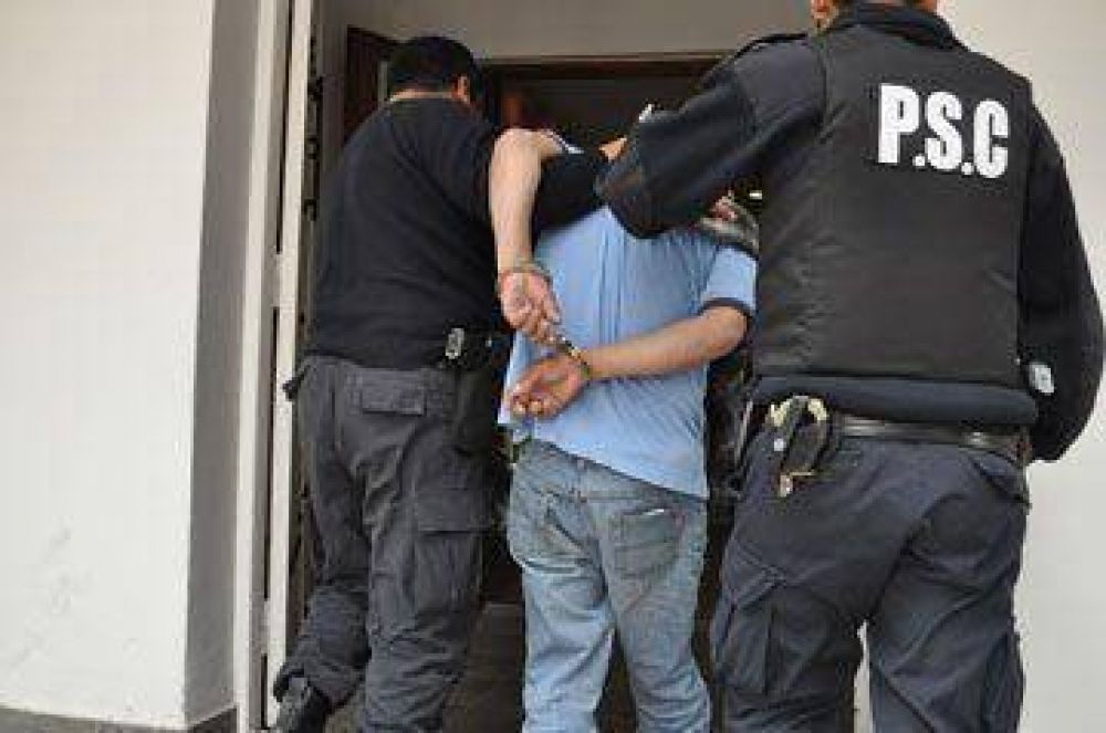 Detienen a un polic�a por violar restricci�n