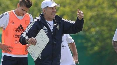 Alejandro Sabella piensa en un esquema sin estrellas y fuerte atr�s ante Uruguay