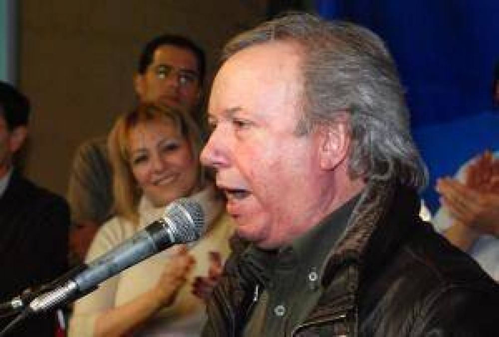 Peralta fue abucheado por docentes en Los Antiguos y les respondi� 