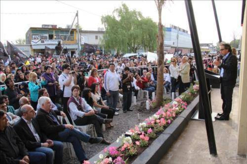 Junto a vecinos Sandro Guzm�n inaugur� el Centro Pedi�trico Municipal
