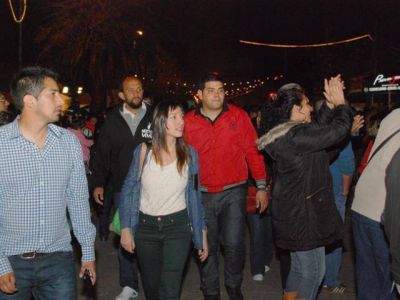 La diputada Mendoza, de festejo por la calles de Solano
