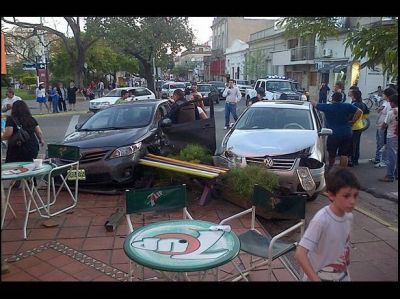 Dos autos chocaron violentamente y se subieron a una vereda llena de juegos infantiles