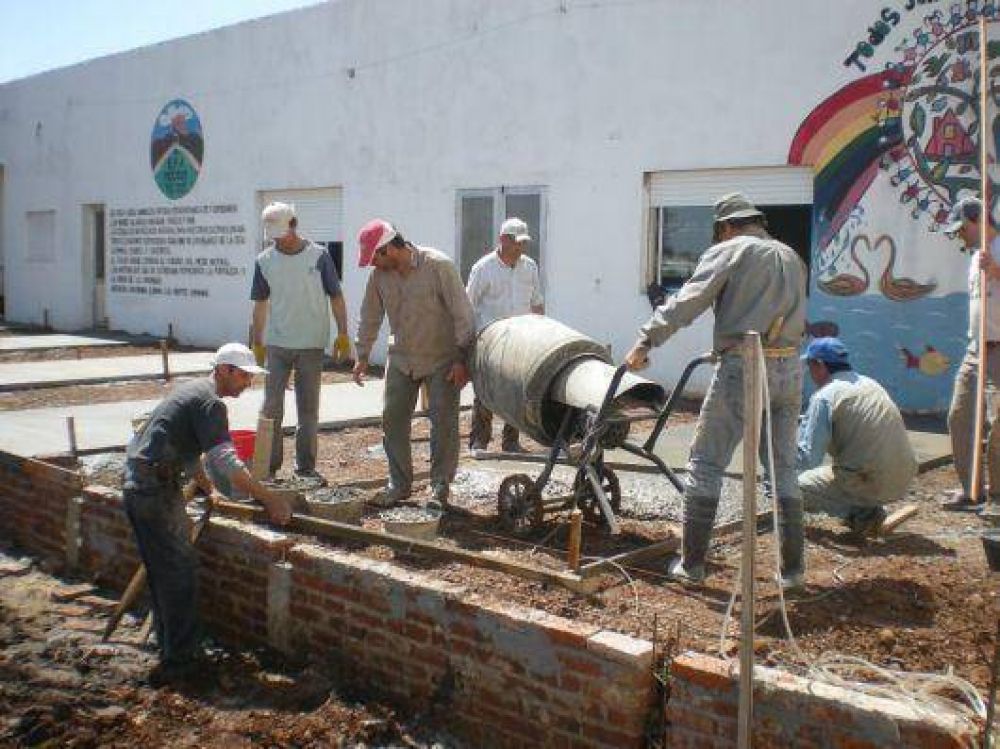 Provincia y familias ampl�an EFA que acoge a 90 alumnos de Colonias de Mocoret�