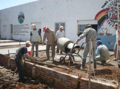Provincia y familias ampl�an EFA que acoge a 90 alumnos de Colonias de Mocoret�