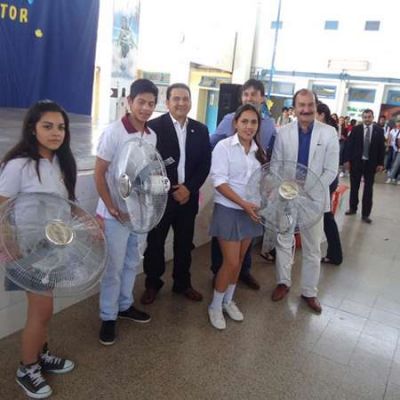 Los ministros Flores y �lvarez entregaron ventiladores a la escuela de Comercio N� 2