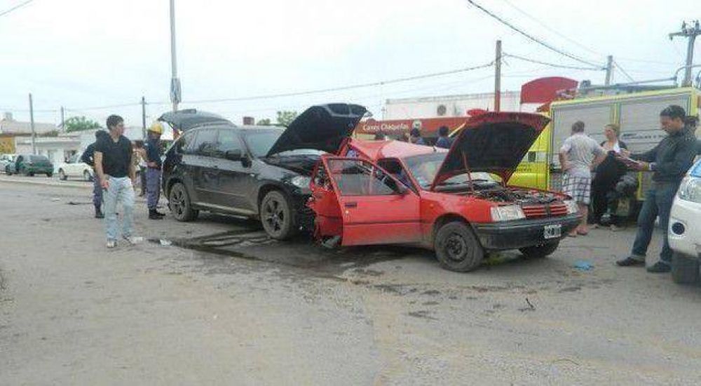 Dos heridos en un fuerte choque entre dos autos