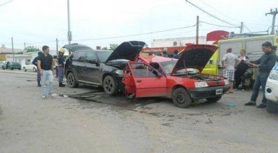 Dos heridos en un fuerte choque entre dos autos
