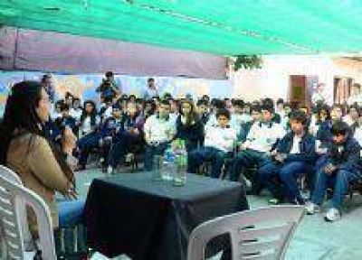 Evita Isa : "Tutor�as permanentes para los j�venes que cursan el quinto a�o del secundario"