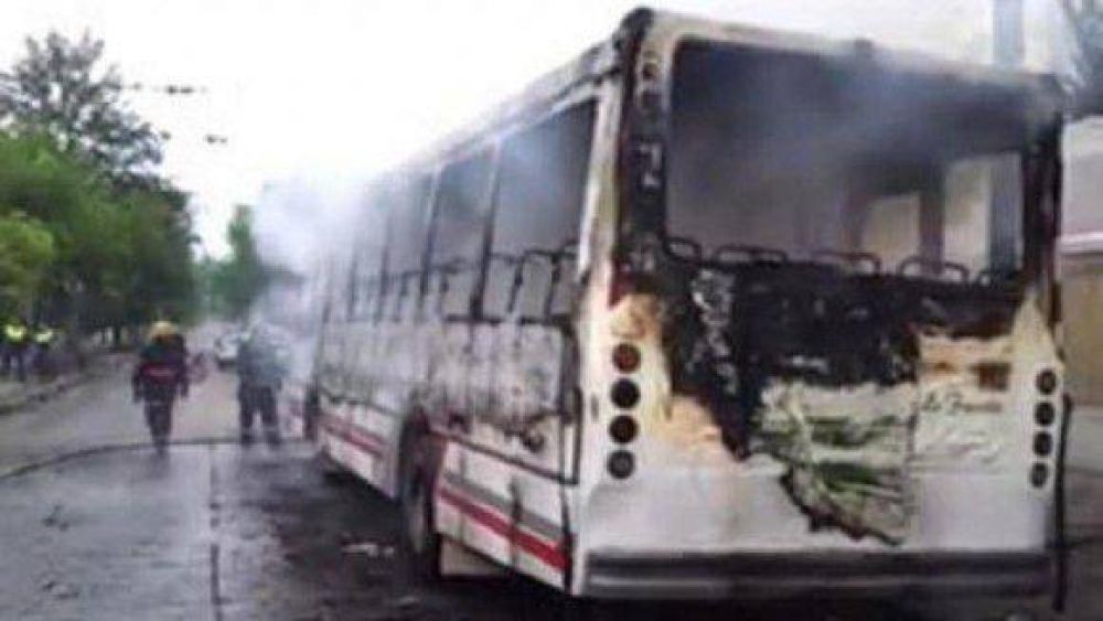Incendian un colectivo