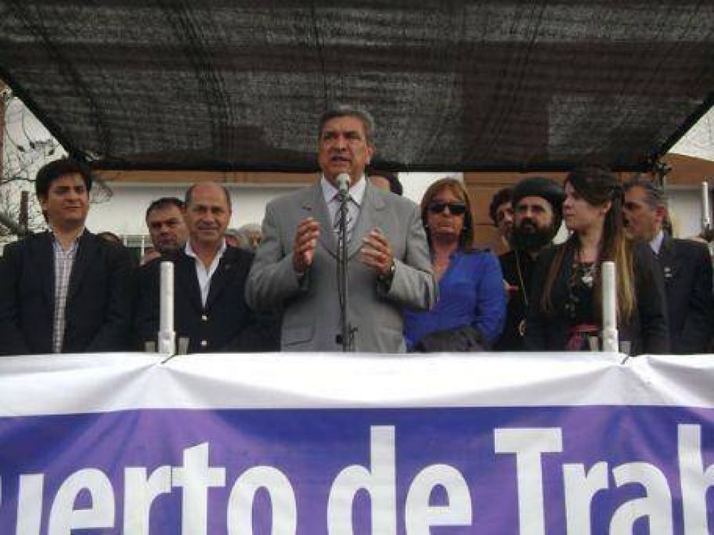 En el cierre de la fiesta del Inmigrante, y junto a Insaurralde, Slezack destac� la reactivaci�n portuaria de la regi�n
