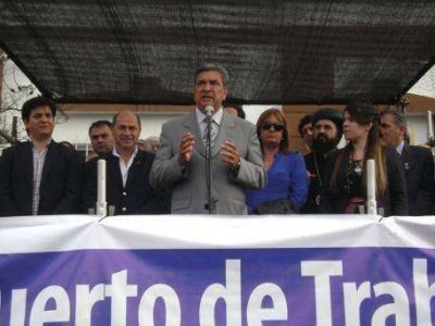 En el cierre de la fiesta del Inmigrante, y junto a Insaurralde, Slezack destac� la reactivaci�n portuaria de la regi�n