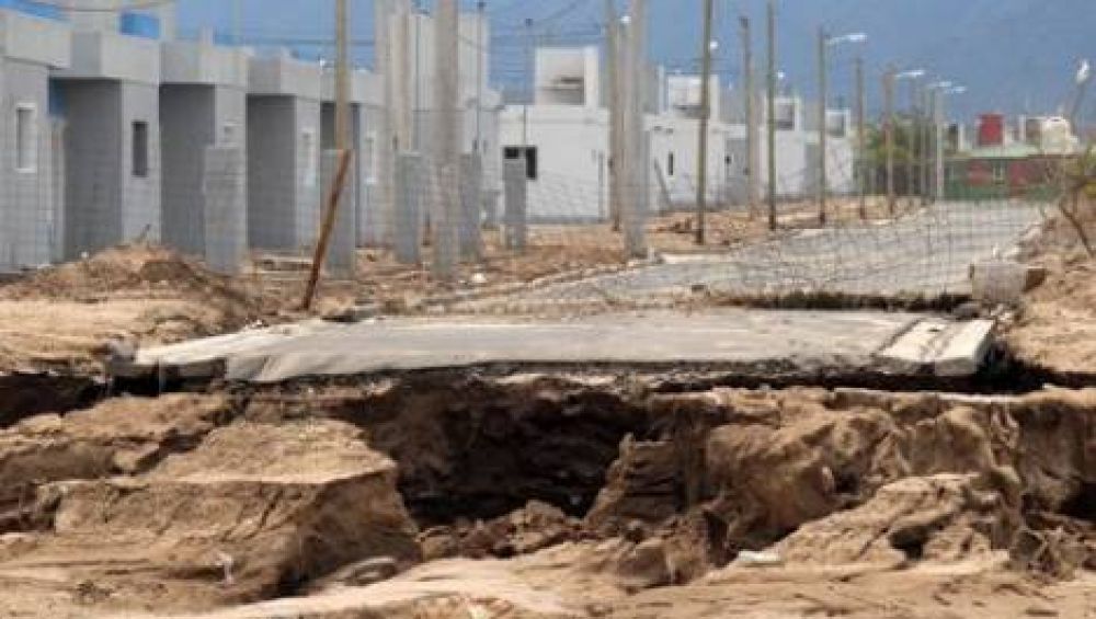 Da�os en el barrio de viviendas entregado la semana pasada