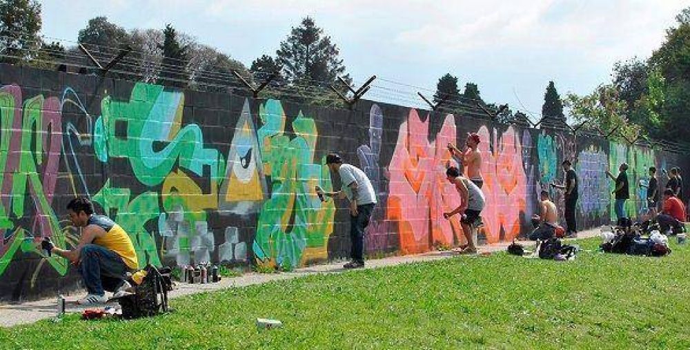 M�s de setenta artistas pintaron un muro de 200 metros en San Mart�n