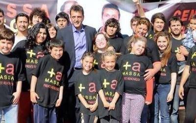 Elecciones 2013: Pol�mica foto de Massa con ni�os con remeras de campa�a