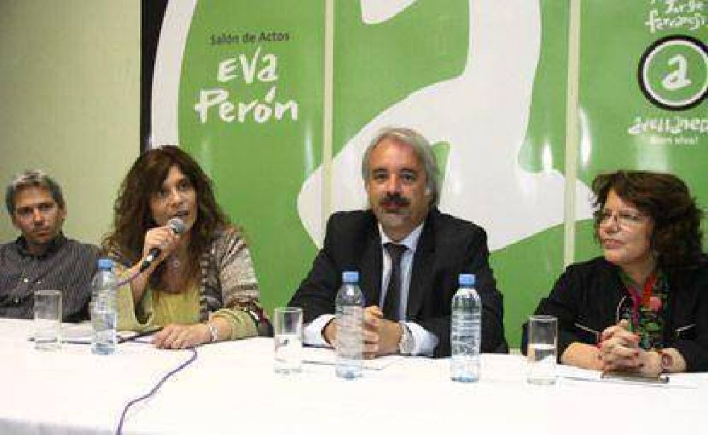 Presentaron un proyecto de construcci�n de un polideportivo en Villa Azul