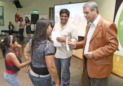 M�s emprendedores de Avellaneda recibieron certificados de capacitaci�n y herramientas de trabajo