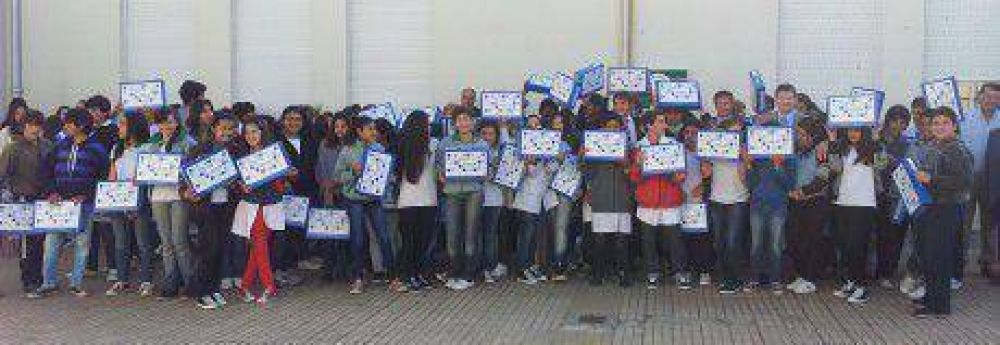 Se entregaron netbooks del Plan Conectar Igualdad en la Escuela Secundaria 5 de Lincoln