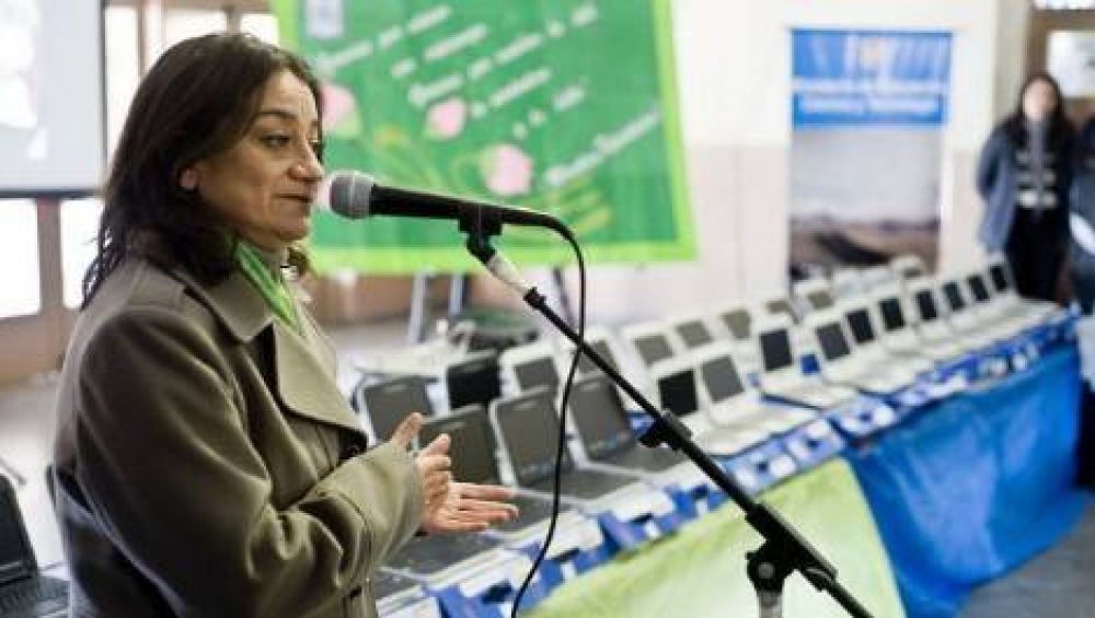 La Gobernadora entreg� ayer netbooks para escuelas rurales