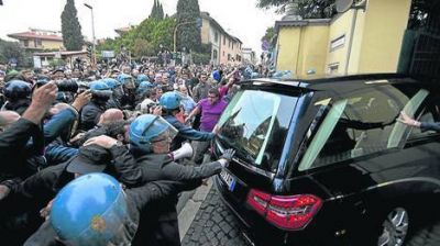 Golpean y patean el f�retro de Priebke en Italia: frenan el funeral