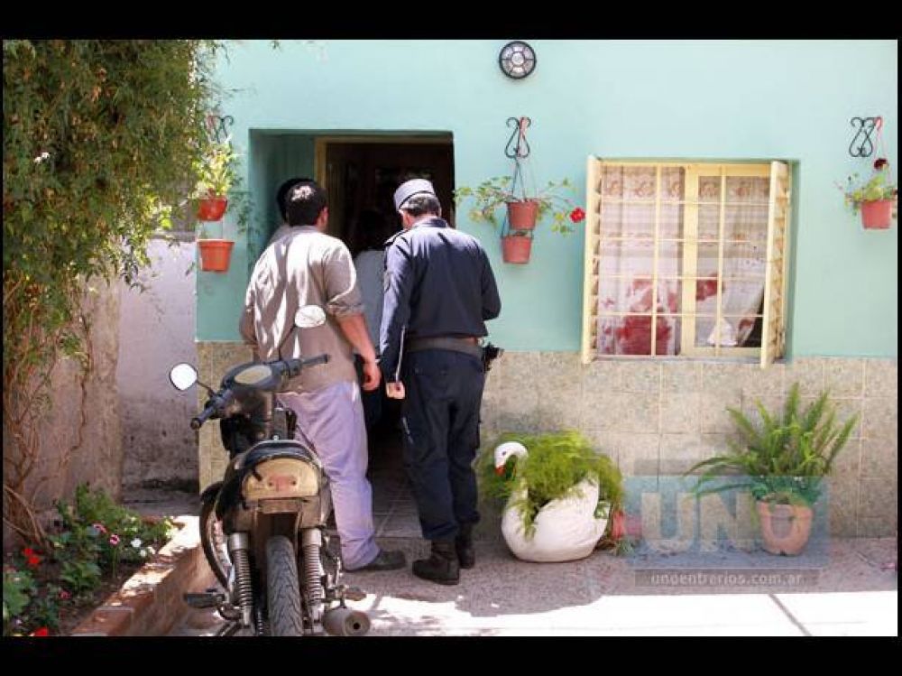 Polic�as salvaron a una mujer y un ni�o del ataque de un perro
