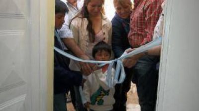 El Gobierno entreg� m�s soluciones habitacionales en Tinogasta