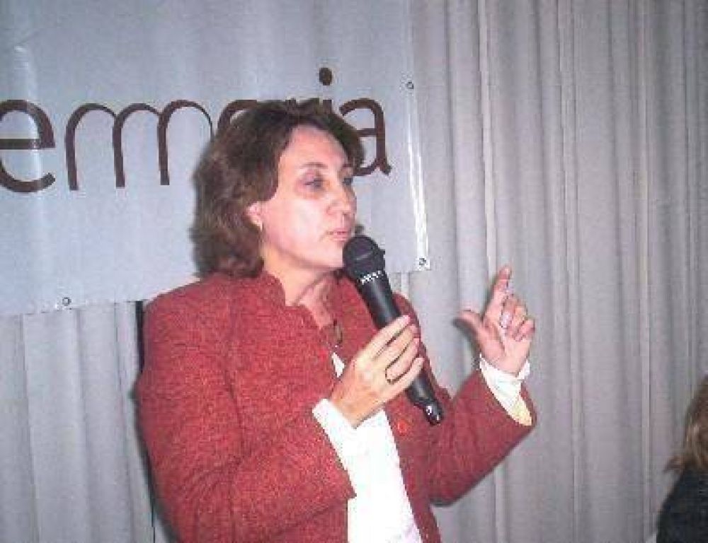 "Para m� la pol�tica es hacer obras, mientras que para otros es hablar y criticar", dijo Scioli