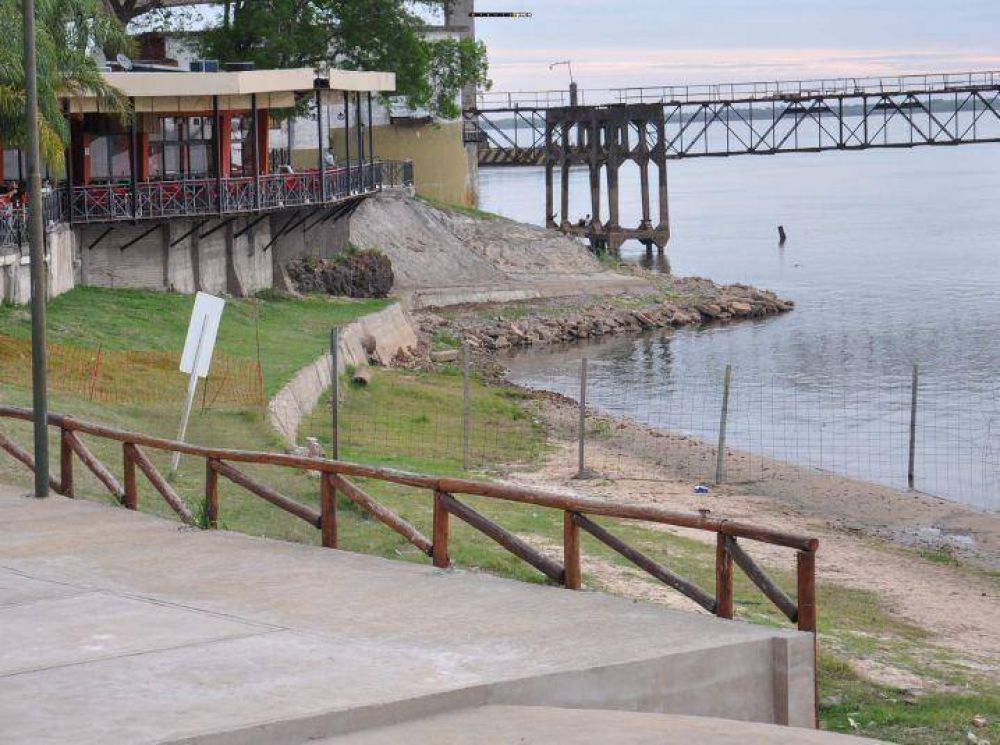 La playa sigue alambrada