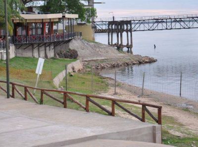 La playa sigue alambrada