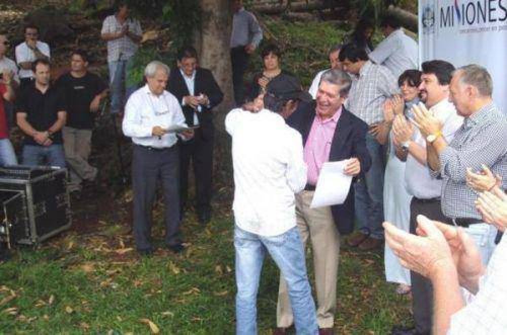 Para consolidar la producci�n, entregaron entreg� tractores a productores de Aurora