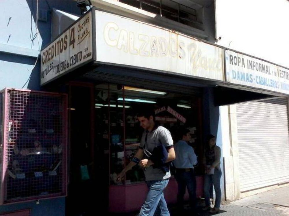 Robaron $25 mil de una zapater�a del centro