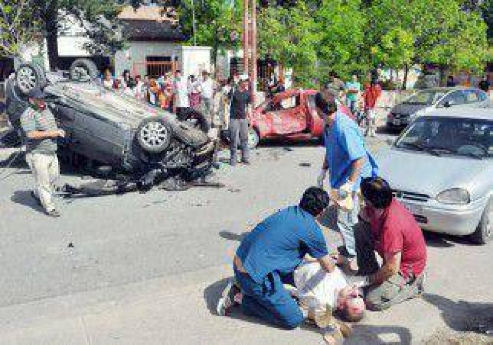 Choc� contra una moto, un poste, dos autos estacionados y volc� 