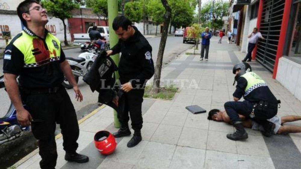 Un polic�a fue apu�alado a metros de donde estaban Alperovich y Randazzo