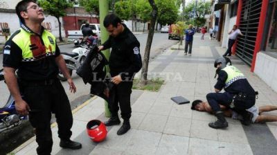 Un polic�a fue apu�alado a metros de donde estaban Alperovich y Randazzo