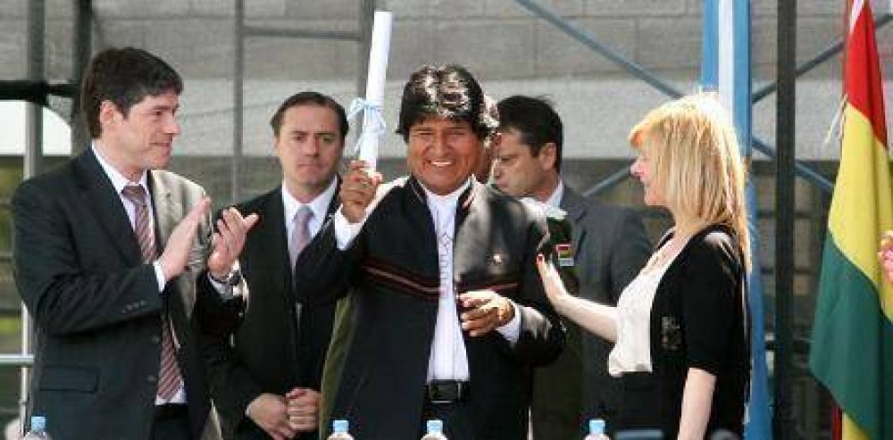 Distinguieron a Evo Morales en la facultad de Periodismo