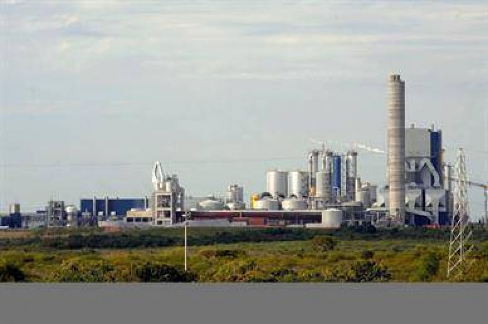 Uruguay hizo una contrapropuesta: aumentar los controles a la ex Botnia, sin bajar la producci�n