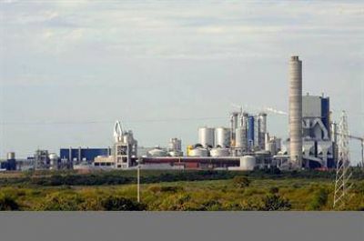 Uruguay hizo una contrapropuesta: aumentar los controles a la ex Botnia, sin bajar la producci�n