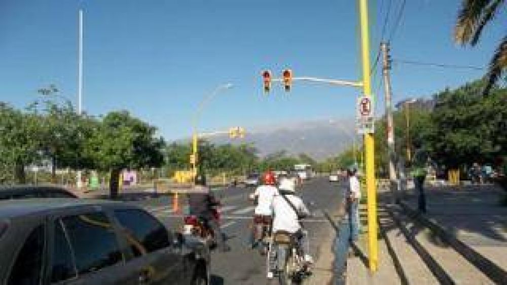 Piden implementar sem�foros intermitentes en �esquinas inseguras�