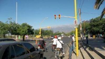 Piden implementar sem�foros intermitentes en �esquinas inseguras�