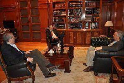 El gobernador recibi� la visita de Luis Ilarregui