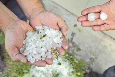 Granizo, lluvia y fuertes r�fagas de viento, en ciudad capital y Las Termas