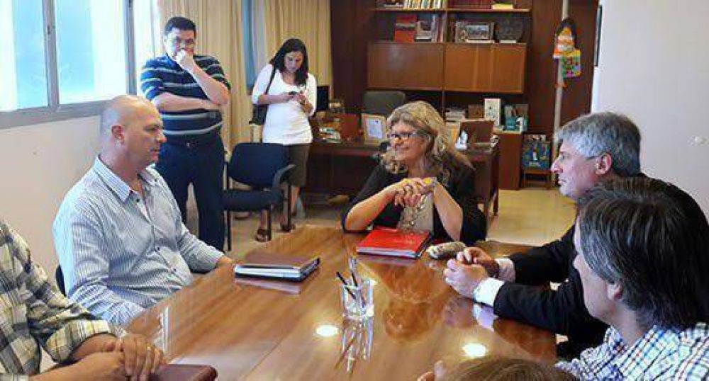 AMET firm� convenio con Educaci�n
