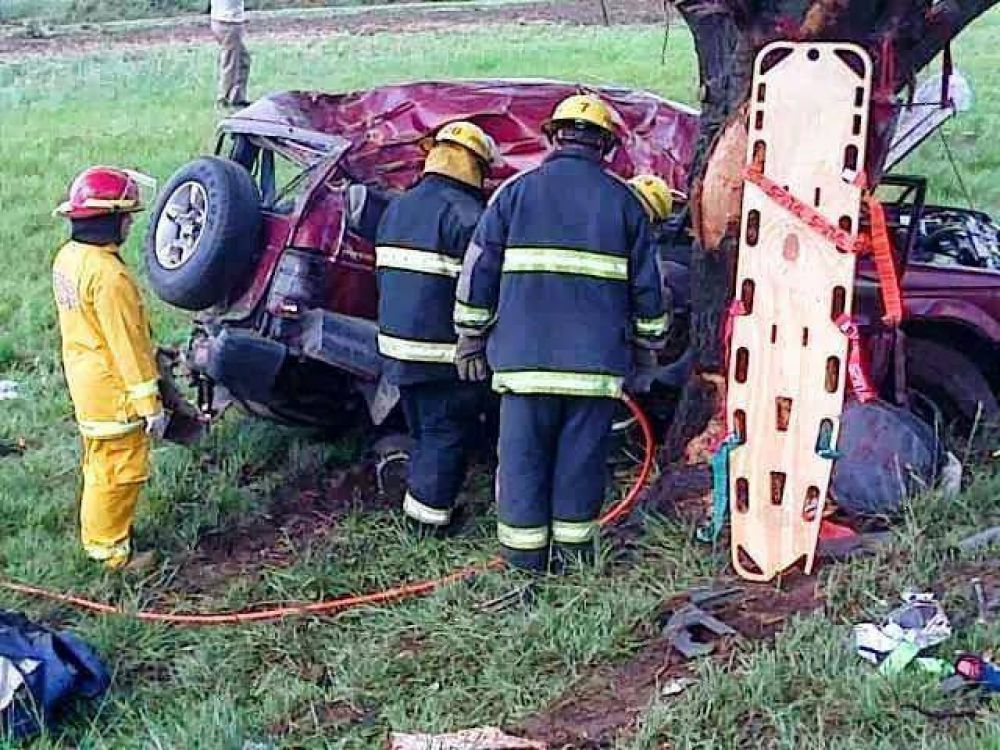 Ruta 188: dos muertos al despistarse una camioneta y chocar contra un arbol