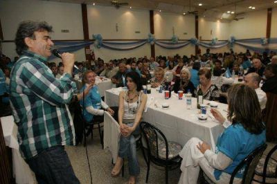 Guti�rrez particip� de una cena con vecinos de Bernal y Don Bosco