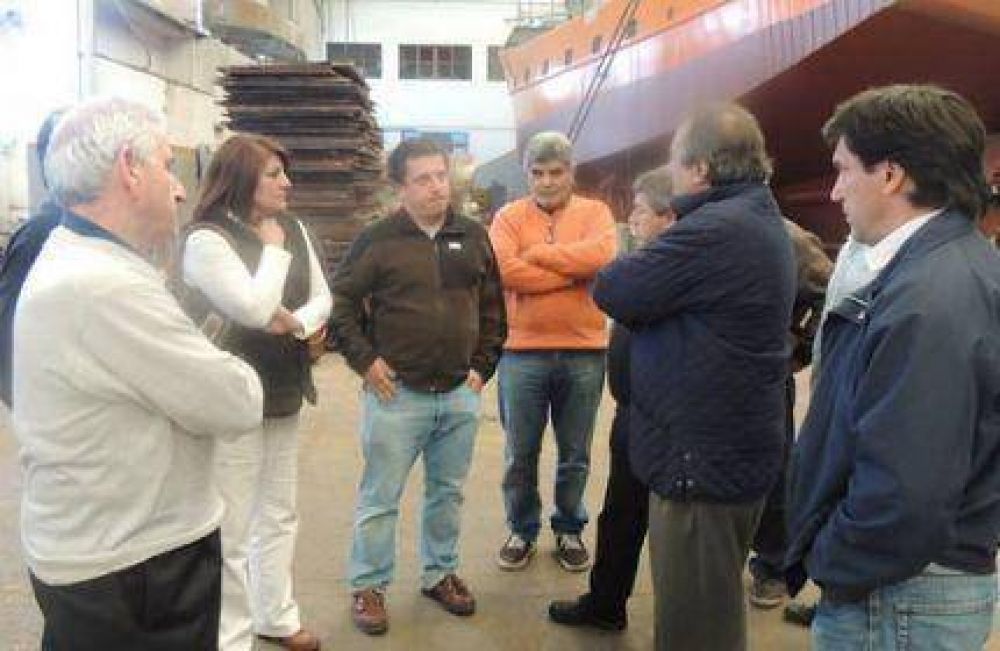 Ricardo Alfons�n visit� el Astillero Contessi junto a dirigentes del Frente Progresista