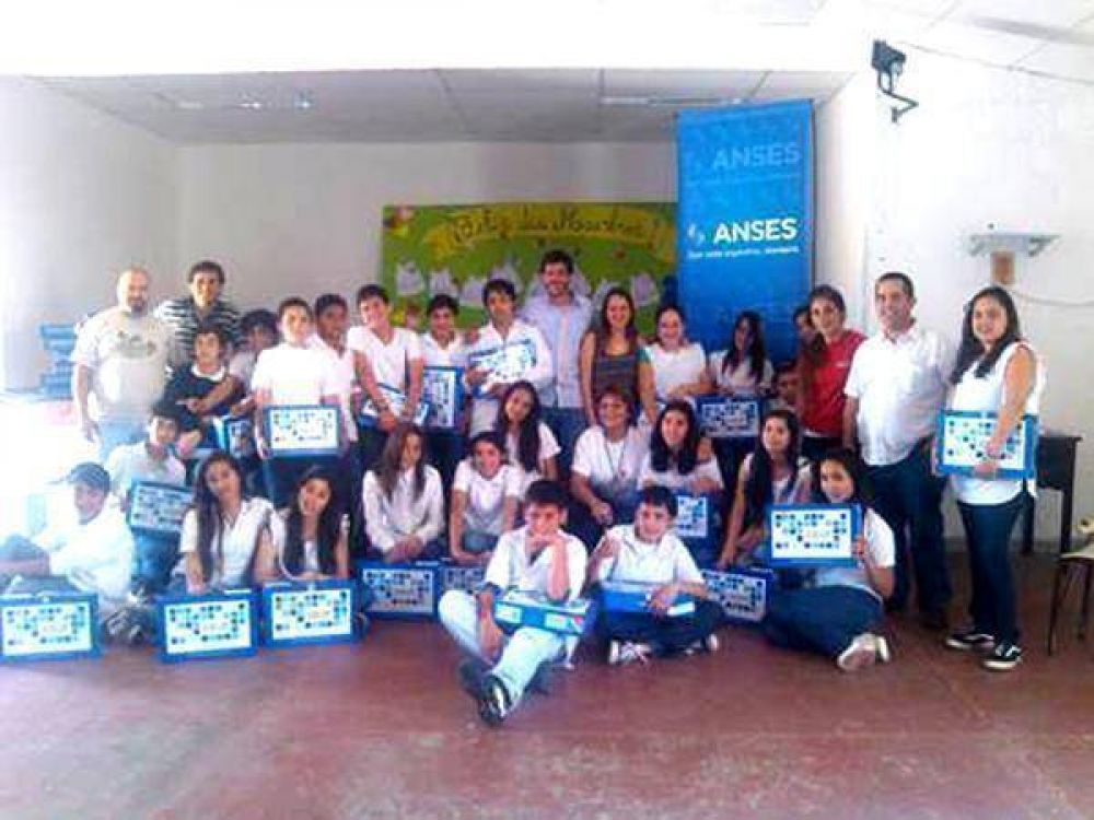 Nuevas entregas de equipos inform�ticos del ANSES en escuelas de Z�rate y Lima