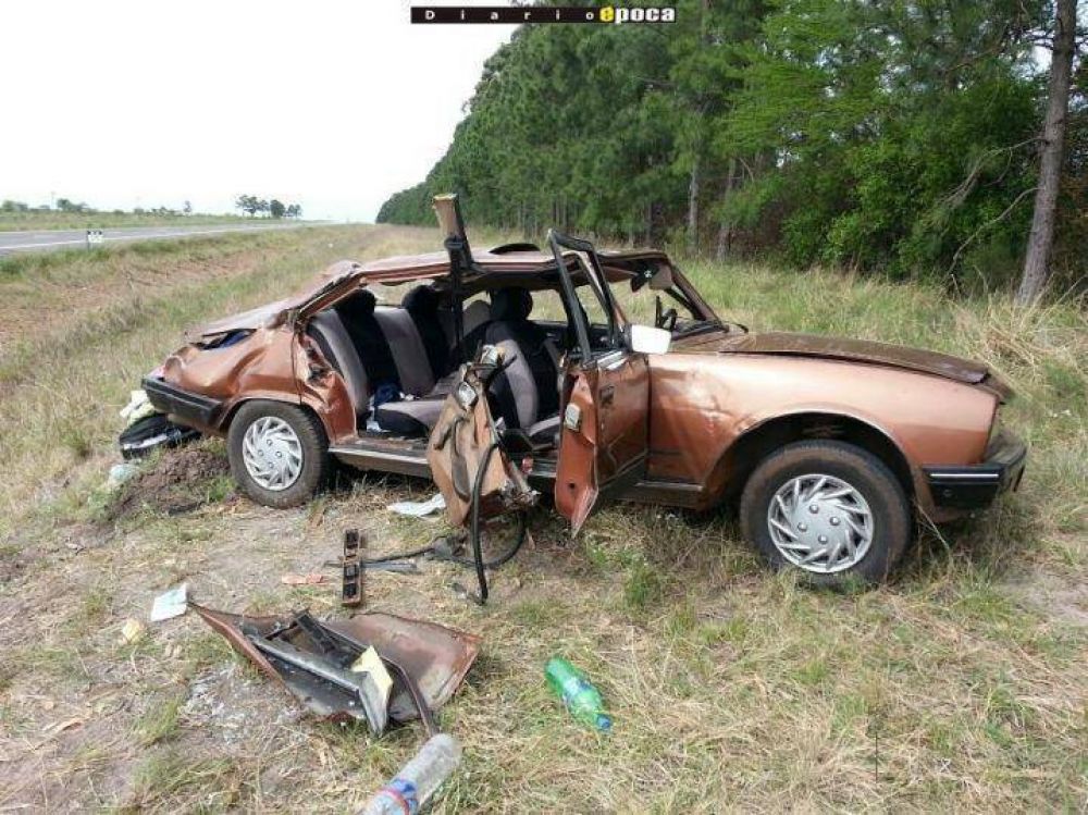 Joven mujer muri� en choque y nena en un despiste y vuelco