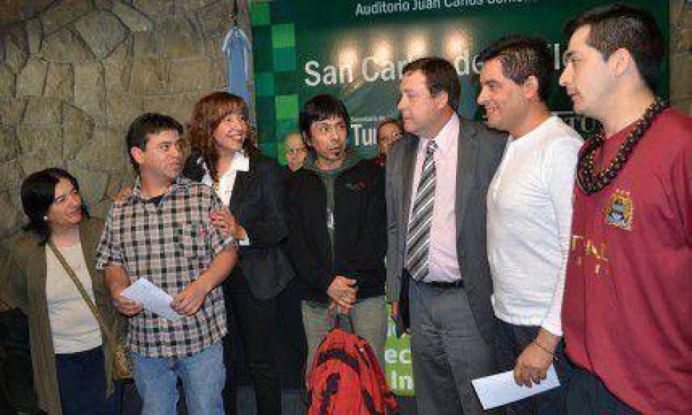 Weretilneck entreg� subsidios a instituciones de Bariloche