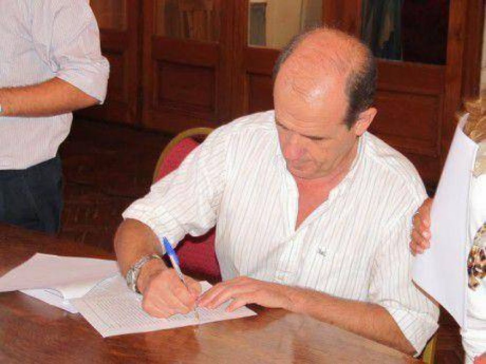 Pehuaj�: firma de convenio con el objetivo del 100 por ciento desag�es cloacales