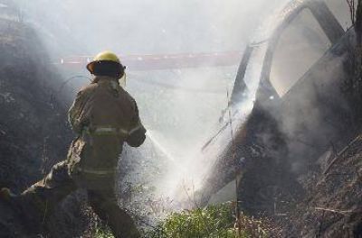 Prendi� fuego a taxista en Roca y est� pr�fugo